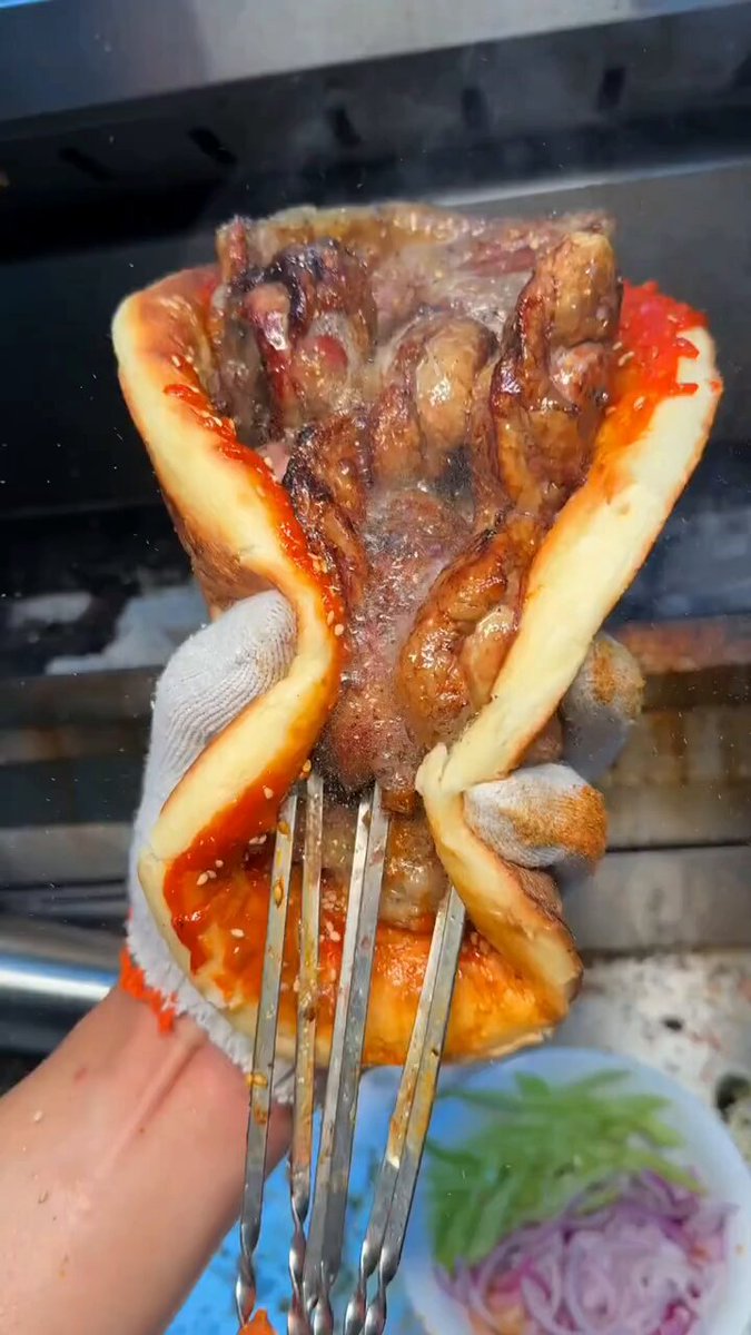 直した：串焼き肉（前：食事の時間に反応して集まる様子 → 後：パンからあふれ出す特大の串焼き肉）